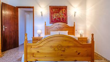 4 makuuhuonetta, silitysrauta/-lauta, ilmainen Wi-Fi, vuodevaatteet