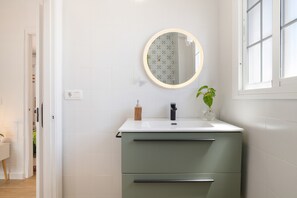 Een douche, een haardroger, handdoeken