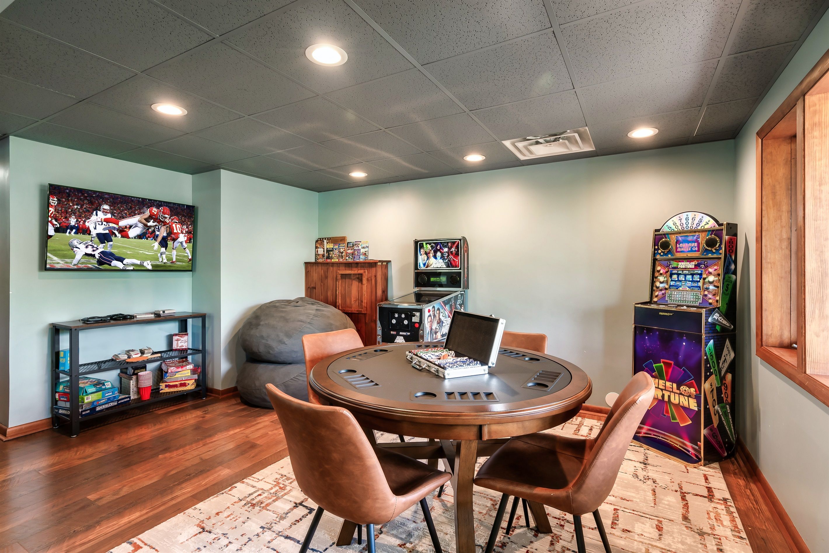 Gameroom with poker and arcades