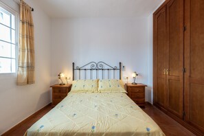 2 bedrooms, iron/ironing board, free WiFi, bed sheets - Beautiful Holiday Home “Chalet andaluz Los Alberos” with Mountain View (Coín)