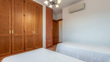 2 dormitorios, tabla de planchar con plancha, wifi gratis y ropa de cama