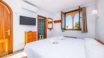 3 habitaciones, tabla de planchar con plancha y ropa de cama