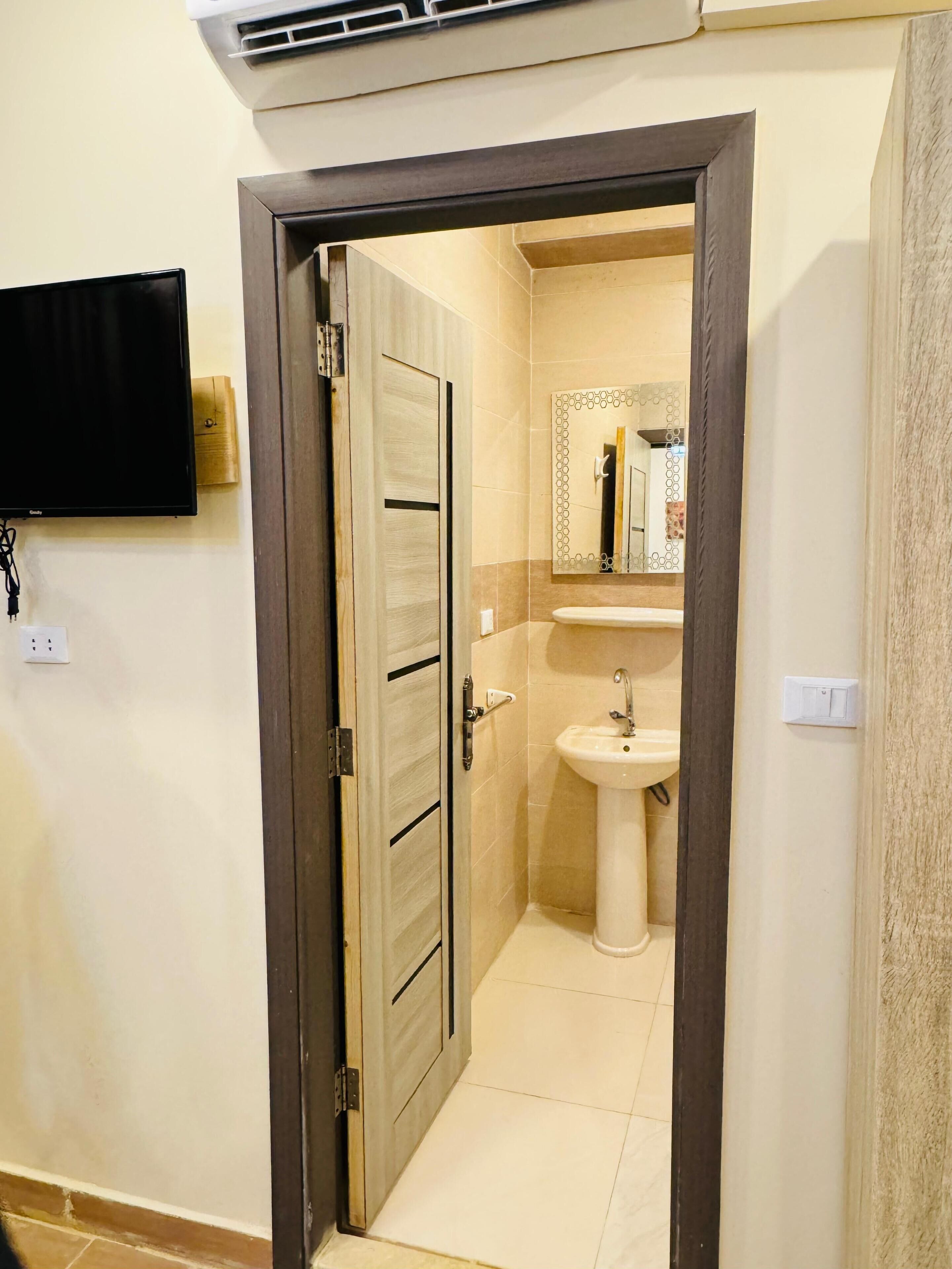 Douche, douche hydromassante, articles de toilette gratuits