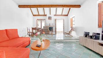 Fernseher, Kamin, DVD-Player, Stereoanlage