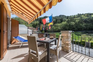 Outdoor dining - Beautiful Apartment “Residence Tatiana A4” with Pool, Terrace (Tremosine)
