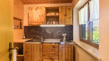 Køleskab, mikrobølgeovn, kogeplade, kaffe-/temaskine