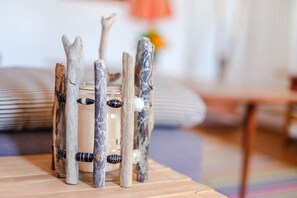 Ein Holztisch mit einem dekorativen Gegenstand darauf.