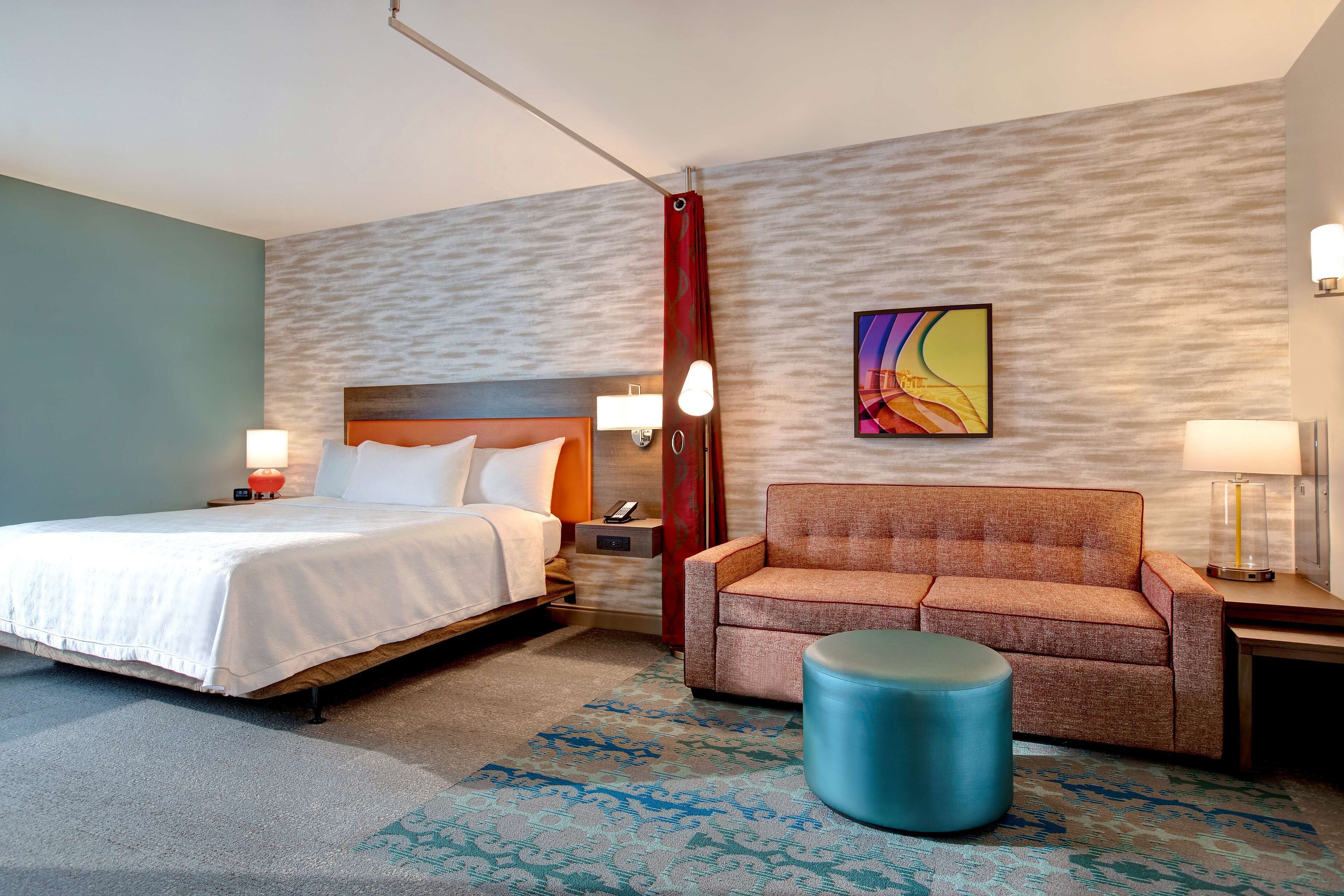 Studio, 1 King Bed, Accessible, Bathtub | Living area