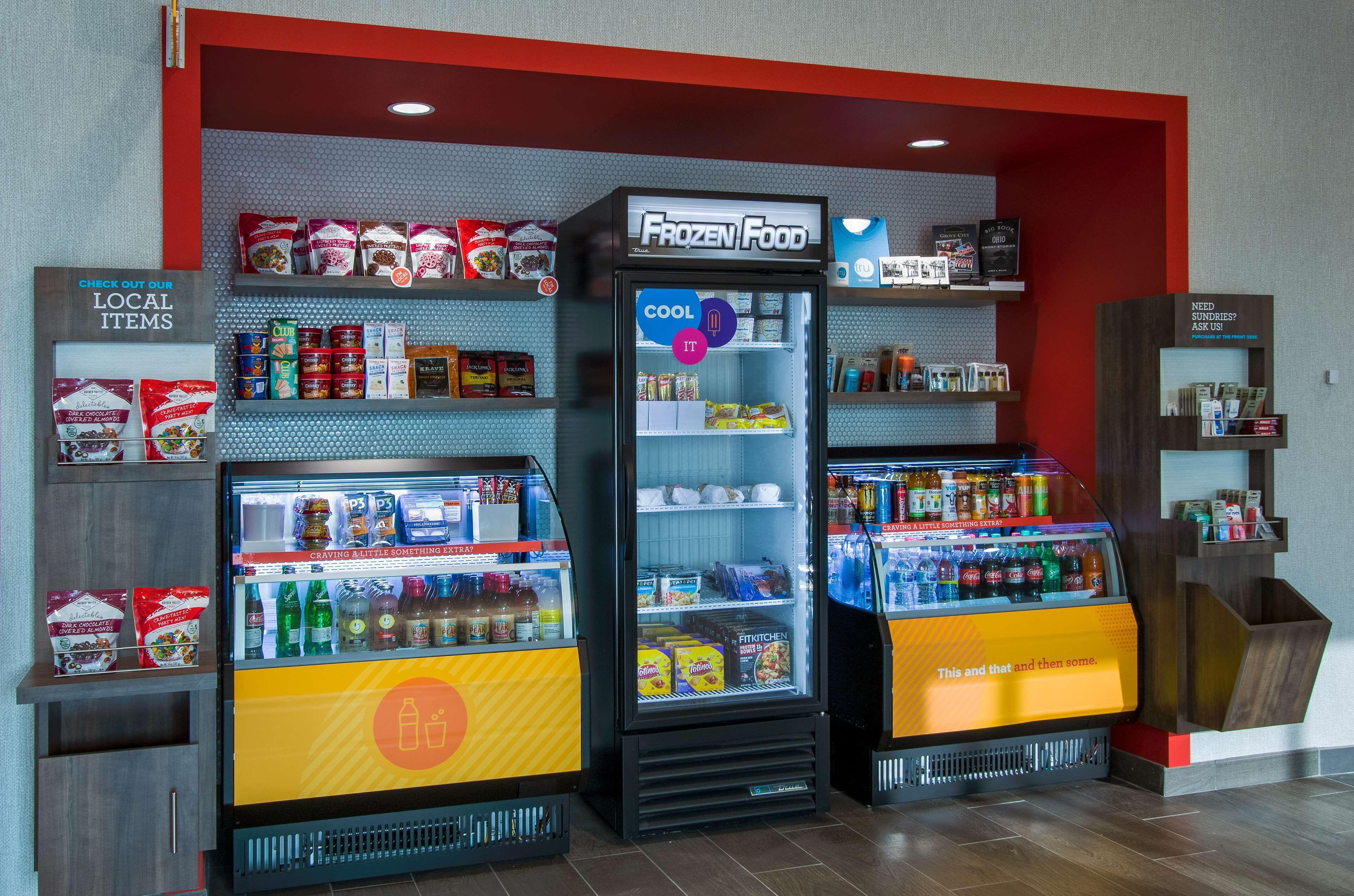 Un banco di alimenti surgelati con diversi snack e bevande.