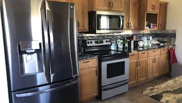 Mikrowelle, Geschirrspüler, Wasserkocher mit Kaffee-/Teezubehör