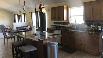 Mikrobølgeovn, opvaskemaskine, kaffe-/temaskine