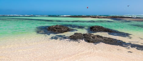 Una spiaggia nelle vicinanze