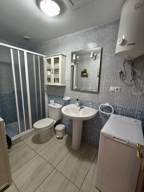 Shower, hair dryer, towels - Cosy Apartment "El Carmen" close to the Beach with Wi-Fi & Terrace (El Cotillo)