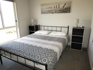 4 bedrooms - Ventnor Rise ~ Large back Deck , Room to move! (Port Vincent)