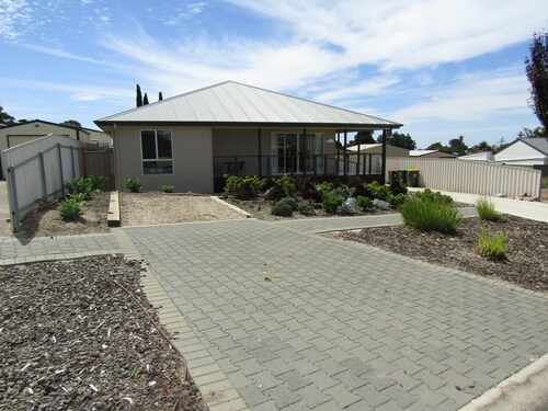 Ventnor Rise ~ Large back Deck , Room to move!