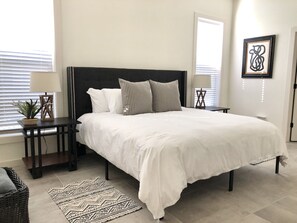 3 habitaciones, tabla de planchar con plancha, wifi y ropa de cama 
