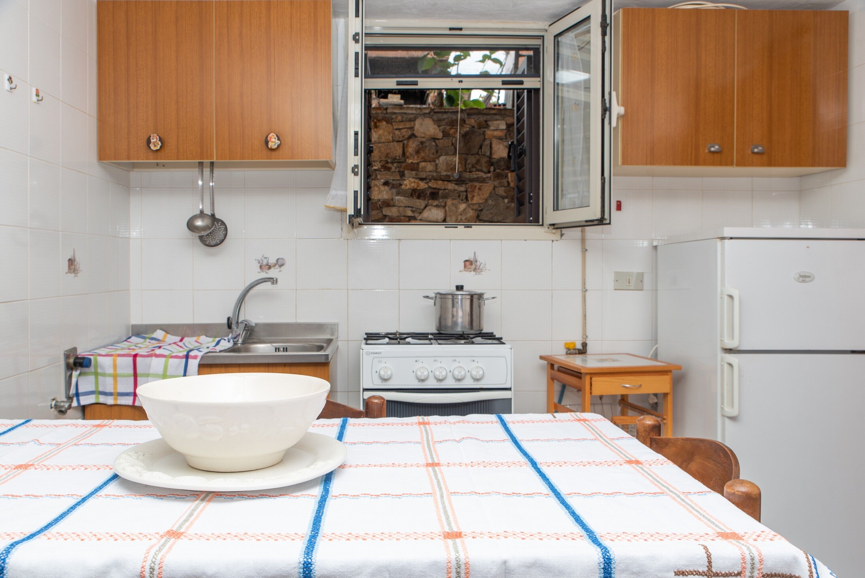 Refrigerador, horno, parrilla de estufa y utensilios de cocina 