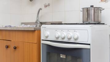 Kühlschrank, Ofen, Herdplatte, Kochgeschirr/Geschirr/Besteck