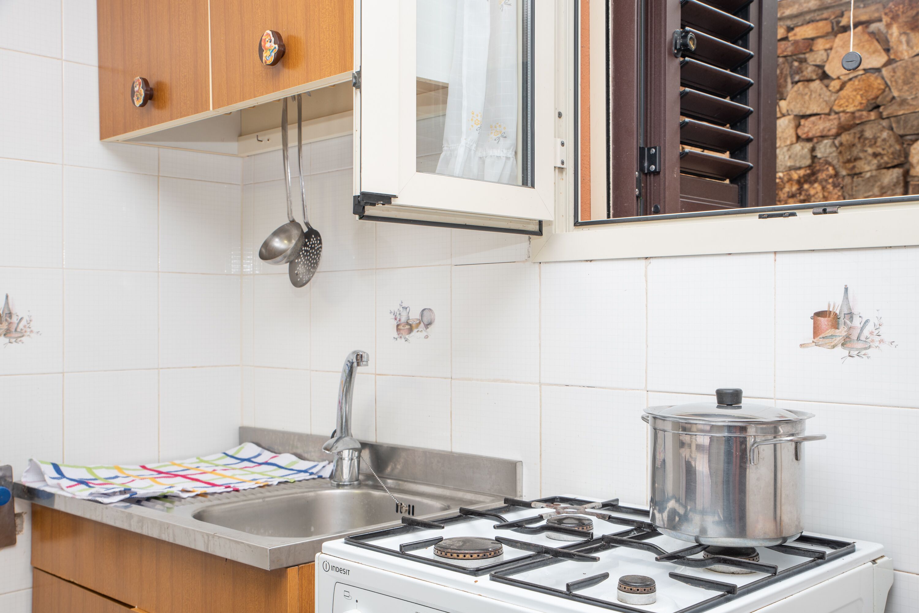 Fridge, oven, stovetop, cookware/dishes/utensils