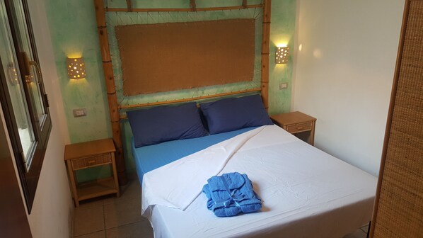 1 bedroom, bed sheets