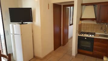 Fridge, oven, stovetop, coffee/tea maker