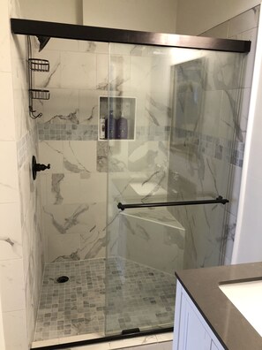 Douche, sèche-cheveux, serviettes fournies, savon