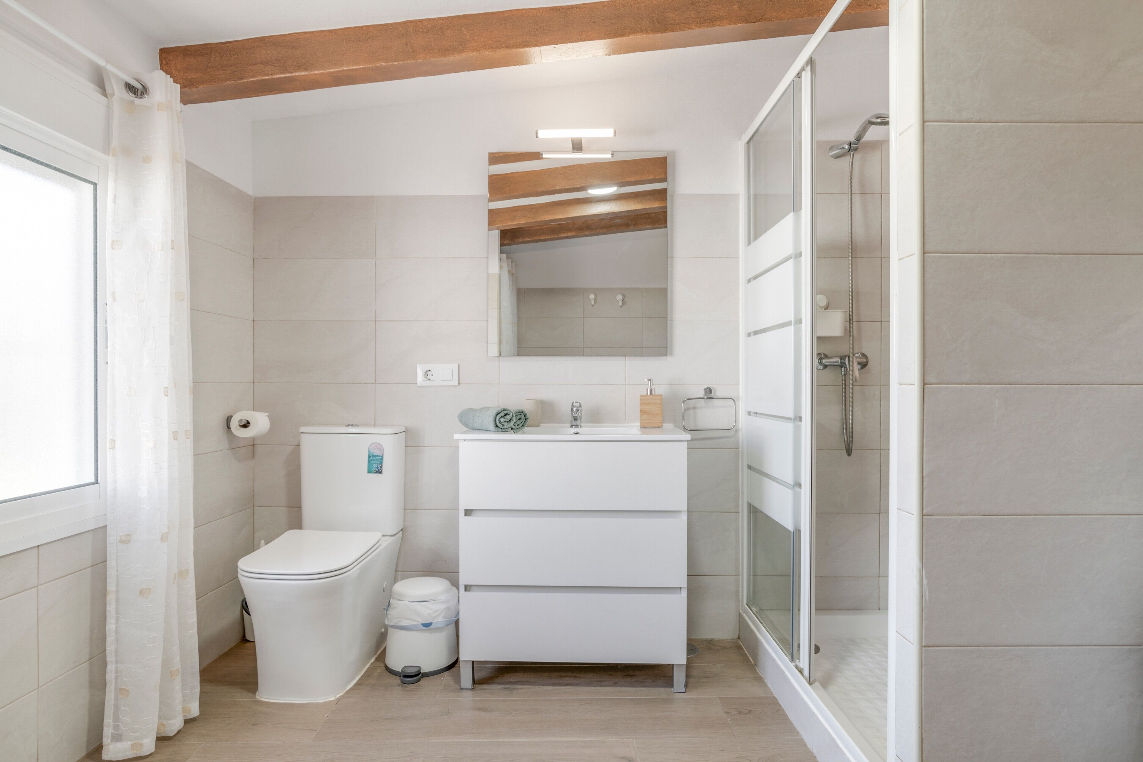 Shower, free toiletries, hair dryer, towels