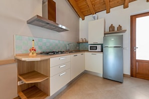 Kühlschrank, Mikrowelle, Herdplatte, Wasserkocher mit Kaffee-/Teezubehör