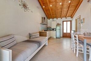 Une cuisine moderne équipée d’un four à micro-ondes, d’un four traditionnel et de meubles de rangement en bois.