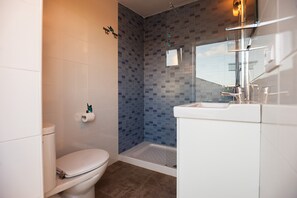 Dusche, kostenlose Toilettenartikel, Haartrockner, Handtücher
