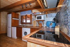 Kühlschrank, Mikrowelle, Herdplatte, Geschirrspüler