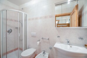 Shower, hair dryer, towels - Apartment near the ski slopes with Wi-Fi, garden and terrace (Corvara)