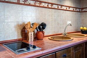 Fridge, microwave, oven, stovetop - Holiday Home "Cortijo Villa La Dehesa" with Wi-Fi, Terrace & Garden (Conil de la Frontera)