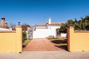 Property grounds - Holiday Home "Cortijo Villa La Dehesa" with Wi-Fi, Terrace & Garden (Conil de la Frontera)