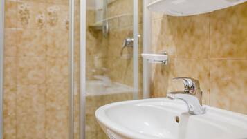 Douche, sĂšche-cheveux, serviettes fournies