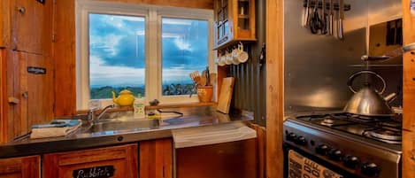 Refrigerador, horno, parrilla de estufa y cafetera y tetera