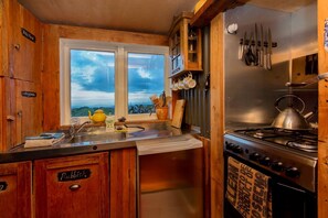 Geladeira, fogão, cooktop, cafeteira/chaleira