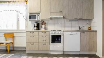 Kylskåp, mikrovågsugn, diskmaskin och grytor/köksredskap