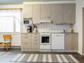 Refrigerador, microondas, lavavajillas y utensilios de cocina