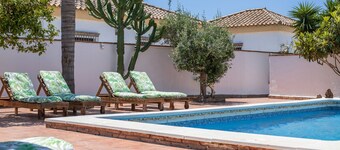 Cozy Apartment with Pool – Villa Mayo Apt. C