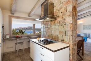 Jääkaappi, uuni, liesi, astianpesukone