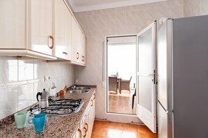 Refrigerador, microondas, parrilla de estufa y cafetera y tetera 