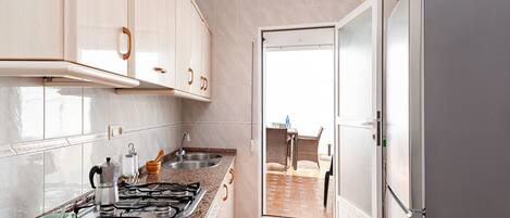 Een koelkast, een microgolfoven, een kookplaat