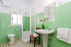 Bathtub, towels