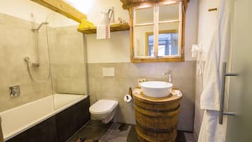 Badewanne, Haartrockner, HandtĂŒcher