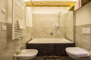 Baignoire, sèche-cheveux, serviettes fournies