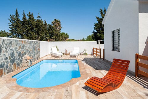 Air-conditioned Holiday Home with Patio, Pool, Wi-Fi and Lawn