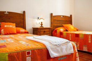 2 bedrooms, iron/ironing board, free WiFi, bed sheets - Air-conditioned Holiday Home with Patio, Pool, Wi-Fi and Lawn (Barbate)