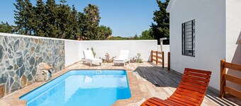 Air-conditioned Holiday Home with Patio, Pool, Wi-Fi and Lawn