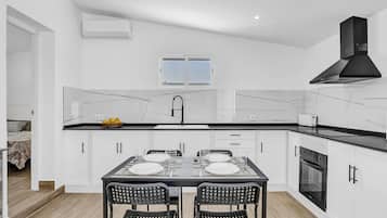 Frigorífico, microondas, horno y placa de cocina